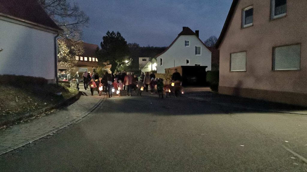 Bild: der Martinsumzug des Kindergarten Breitenau zieht durch das dunkle Breitenau