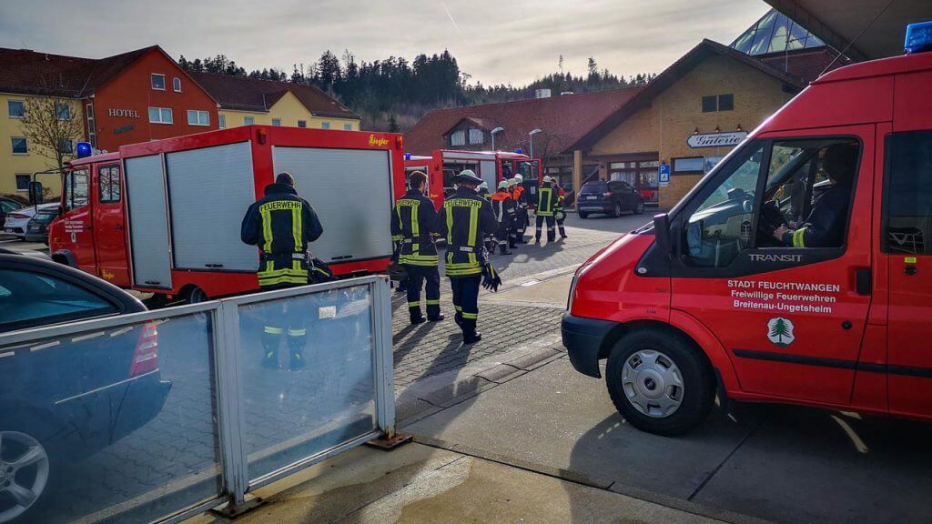 Feuerwehrautos vor der Tankstelle in Hilpertsweiler