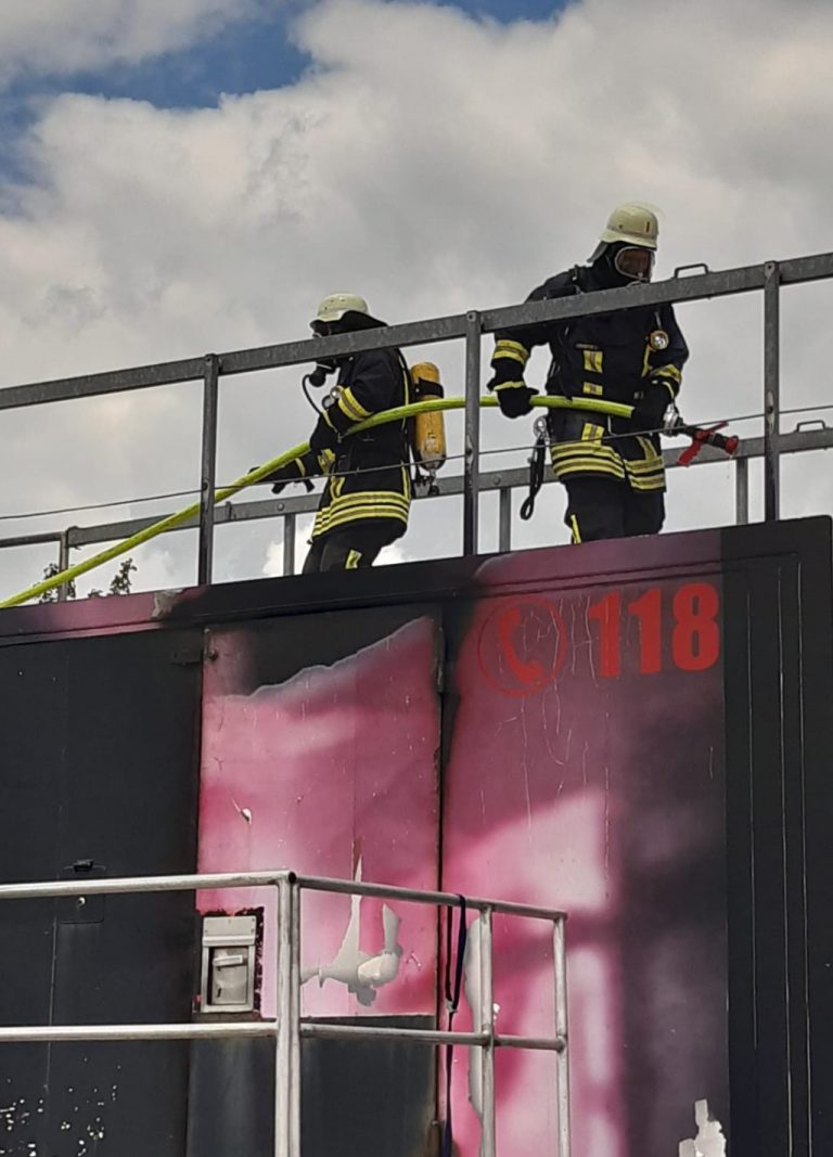Zwei Atemschutzgeräteträger auf dem Brandcontainer