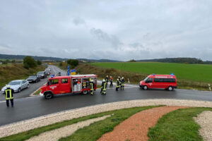 Ölspur am Kreisverkehr an der B25 richtung Dorfgütingen - MTW und TSF-W mit Feuerwehrleuten