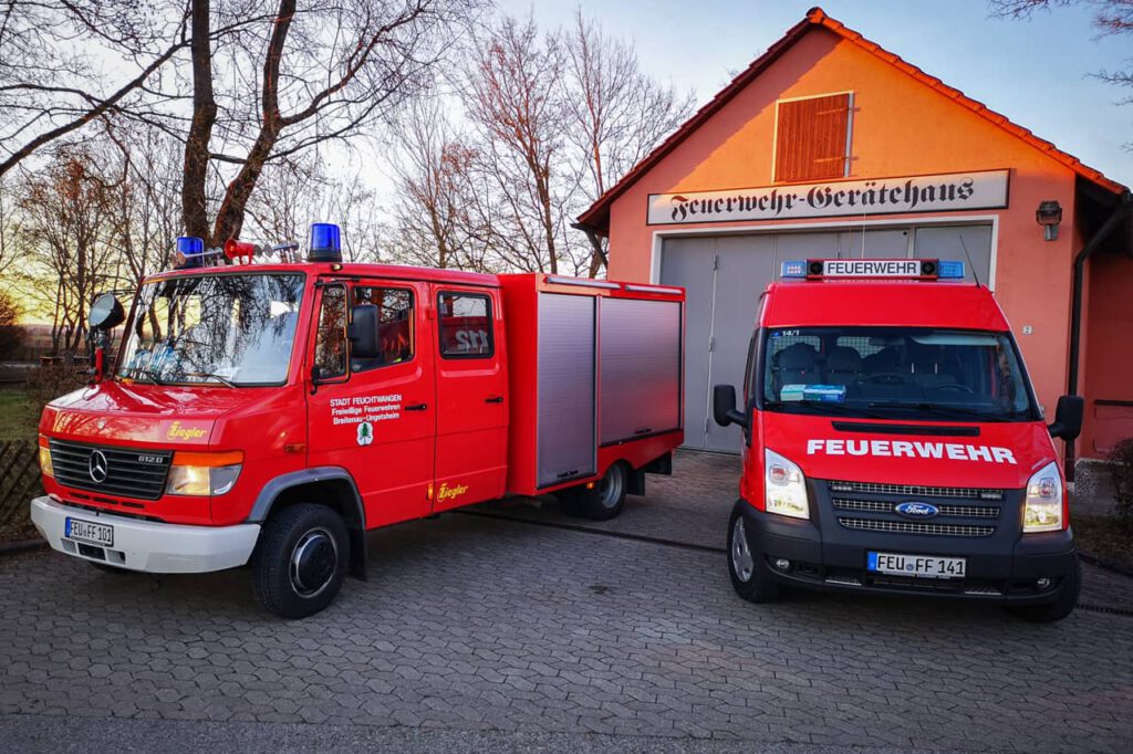 Das TSF-W und das MTW vor dem Feuerwehrhaus in Breitenau