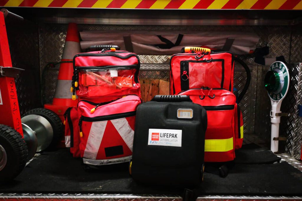 Notfallrucksäcke und Defibrillator stehen im Heckraum des MTW
