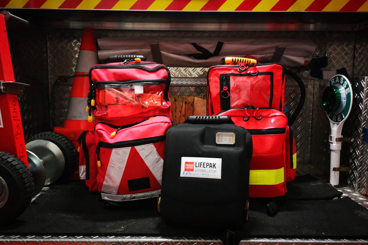 Notfallrucksäcke und Defibrillator stehen im Heckraum des MTW