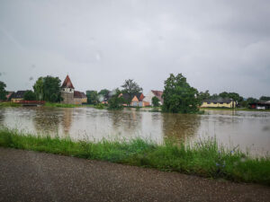Die Kapelle Zumhaus und im Vordergrund das Hochwasser, welches fast bis zur Straße reicht.