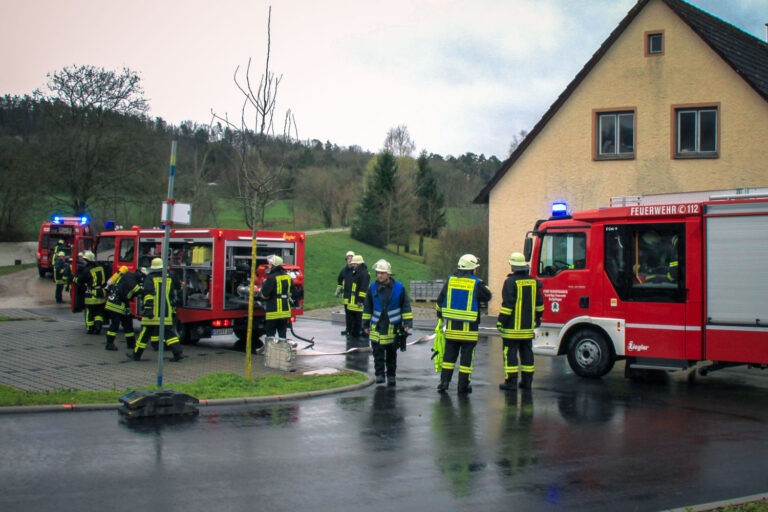 Einsatzkräfte stehen an den Fahrzeugen aus Breitenau, Ungetsheim und Dorfgütingen