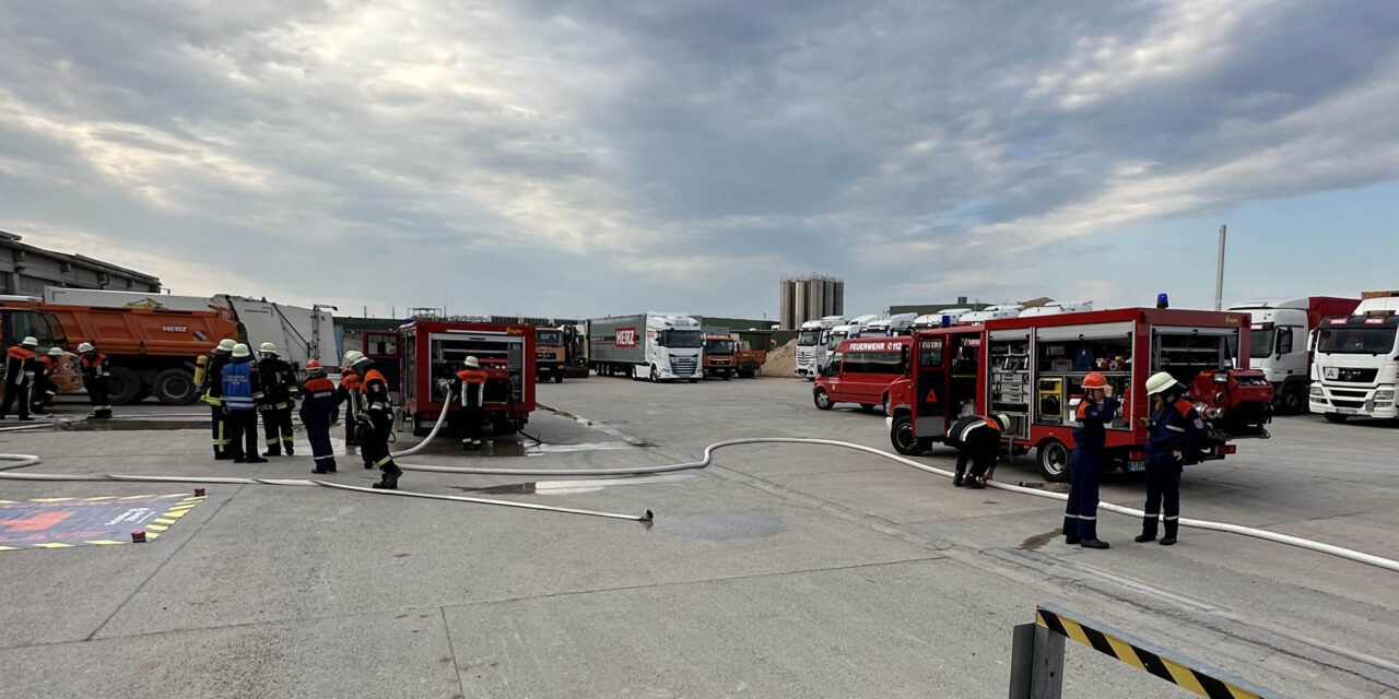 Mehrere Feuerwehrfahrzeuge stehen auf dem Betriebshof der Firma Herz