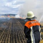 Ein Feuerwehrmann löscht das Feld